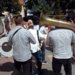 Ispred opštine trubači sviraju nakon venčanja